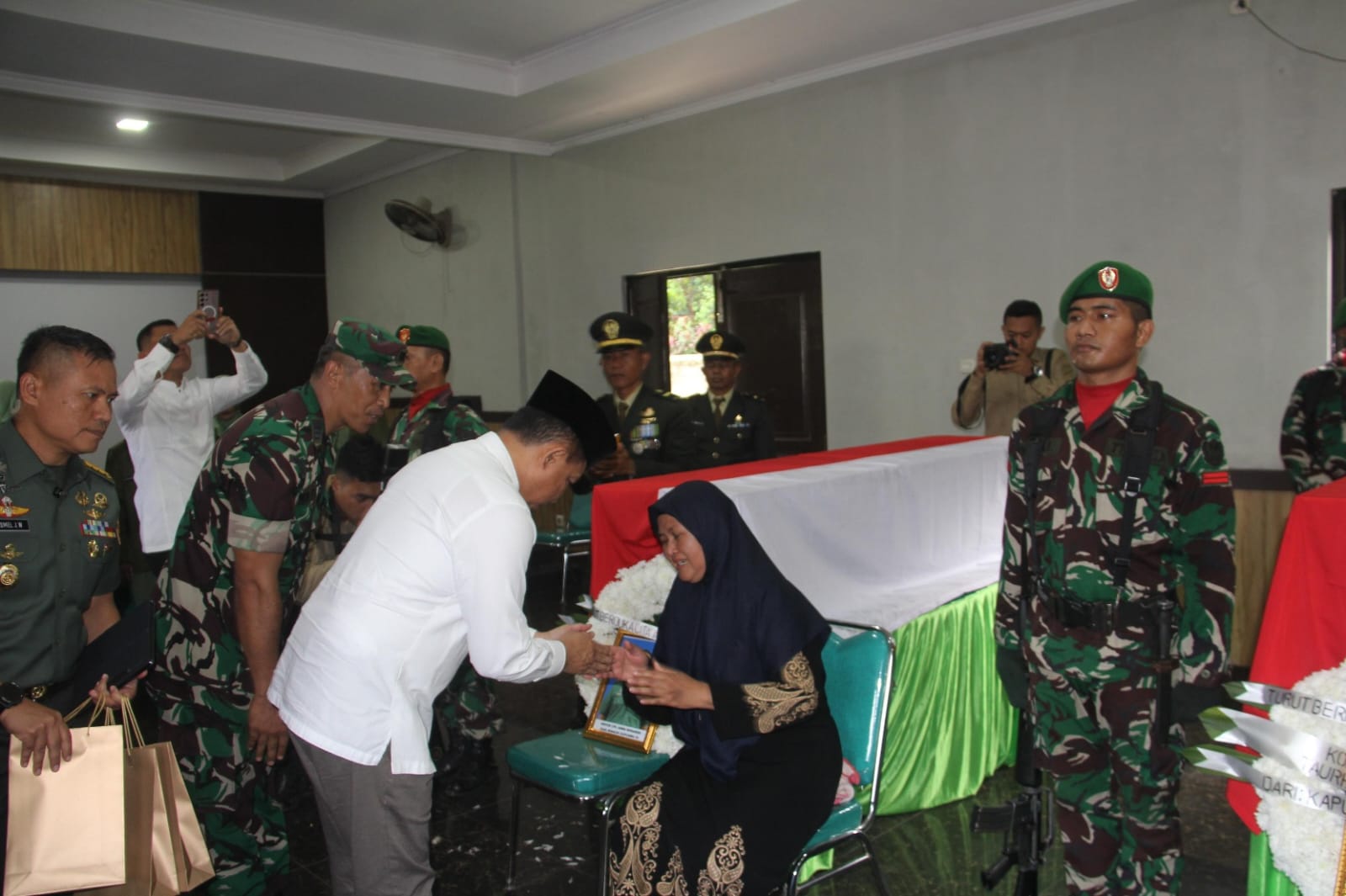 Panglima TNI Hadiri Upacara Pelepasan Jenazah Prajurit Korban Ledakan 2