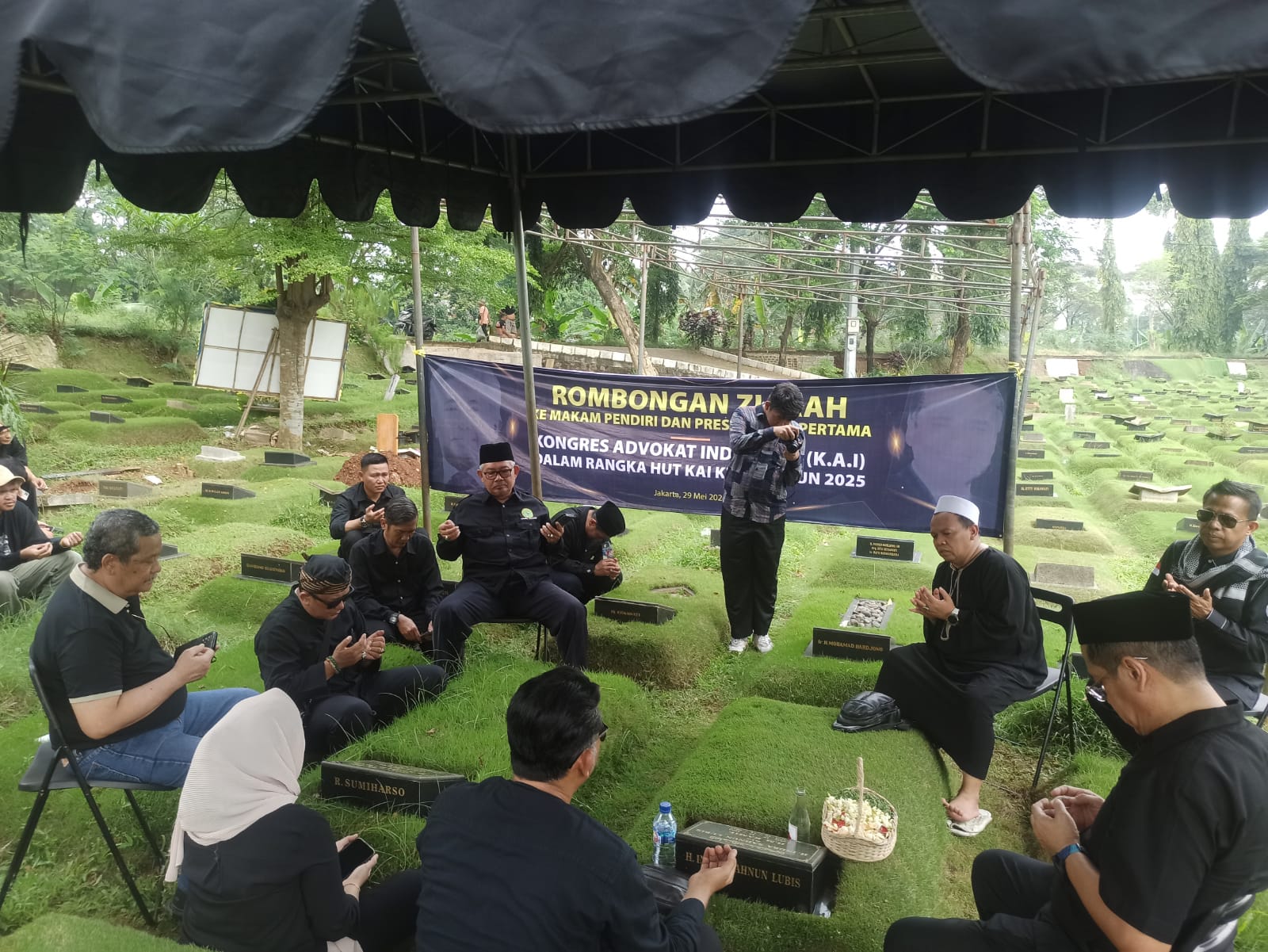 Jelang HUT Ke-17 KAI, Pengurus Ziarah ke Makam Adnan Buyung Nasution 1