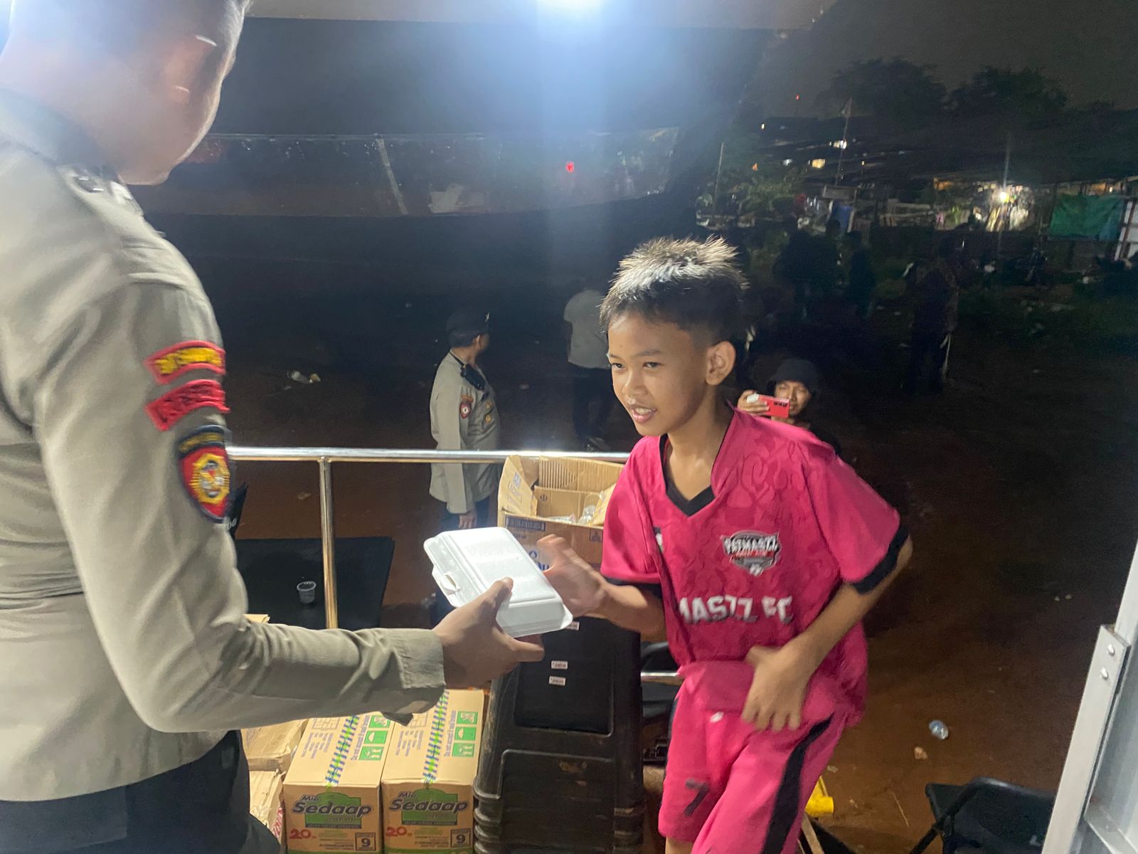 Dapur Lapangan Polda Metro Bantu Korban Kebakaran Kapuk Muara 2