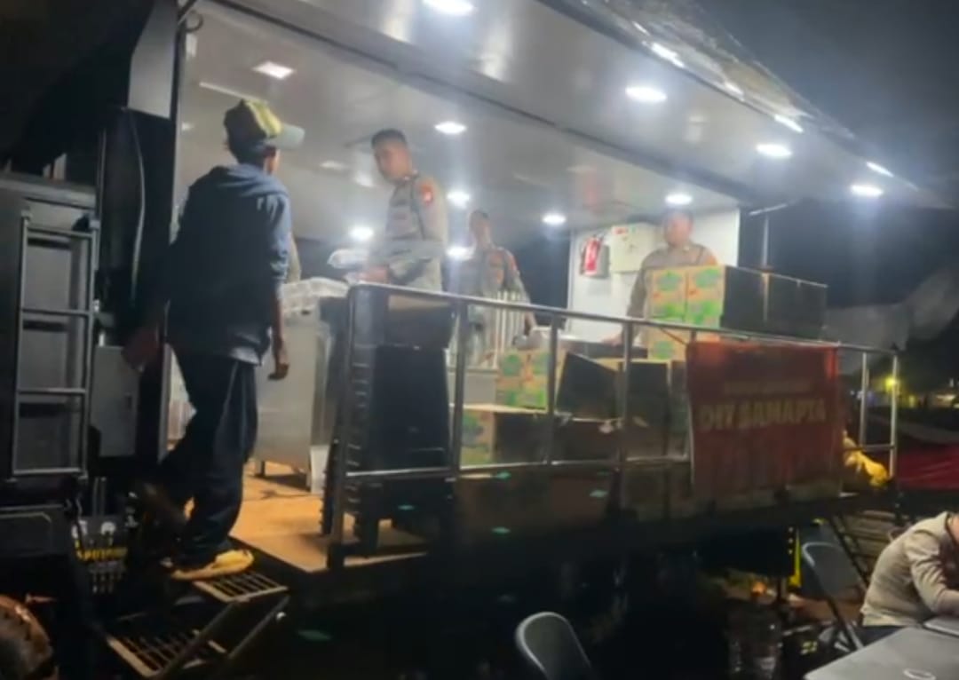 Dapur Lapangan Polda Metro Bantu Korban Kebakaran Kapuk Muara 1