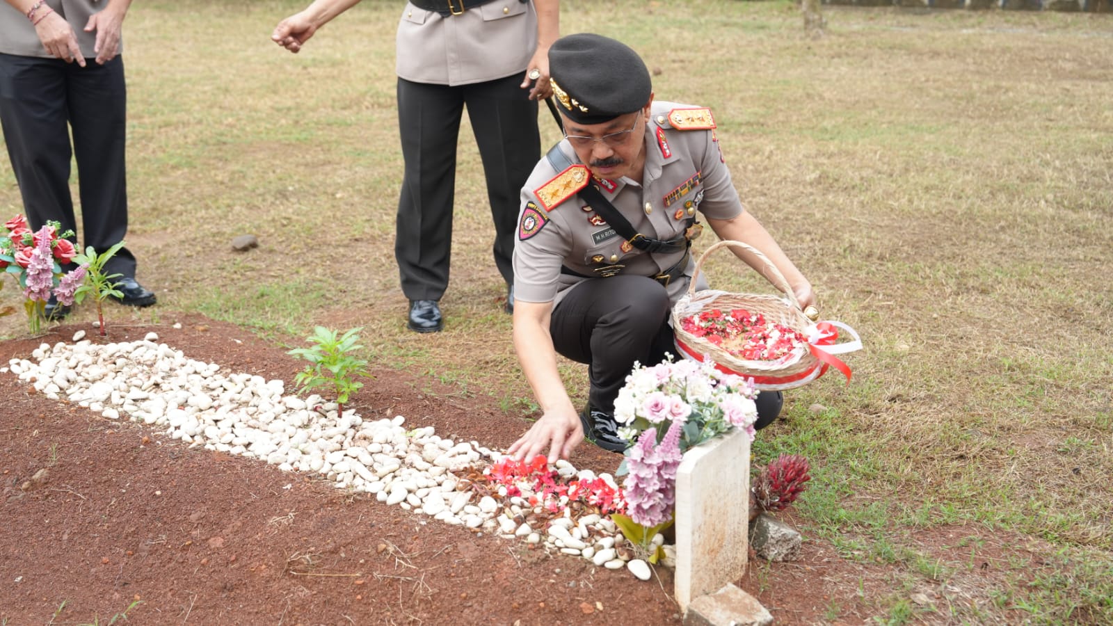 HUT Bhayangkara Ke-79, Kakorshabara Polri Pimpin Tabur Bunga di TMP Pemulihan Bogor 1