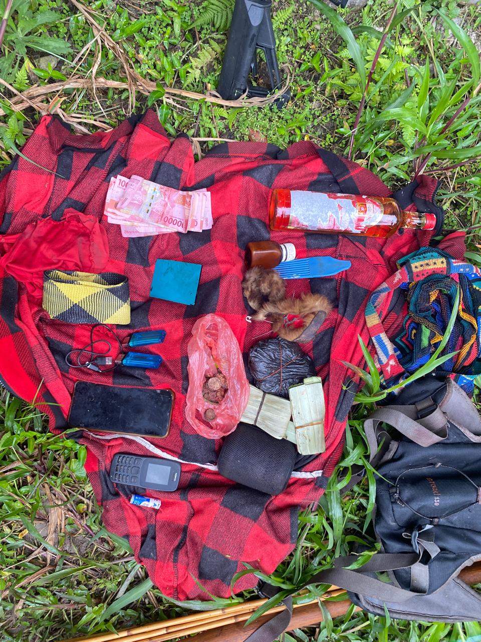 Prajurit TNI Lumpuhkan Tokoh OPM Enos Tipagau di Intan Jaya 2