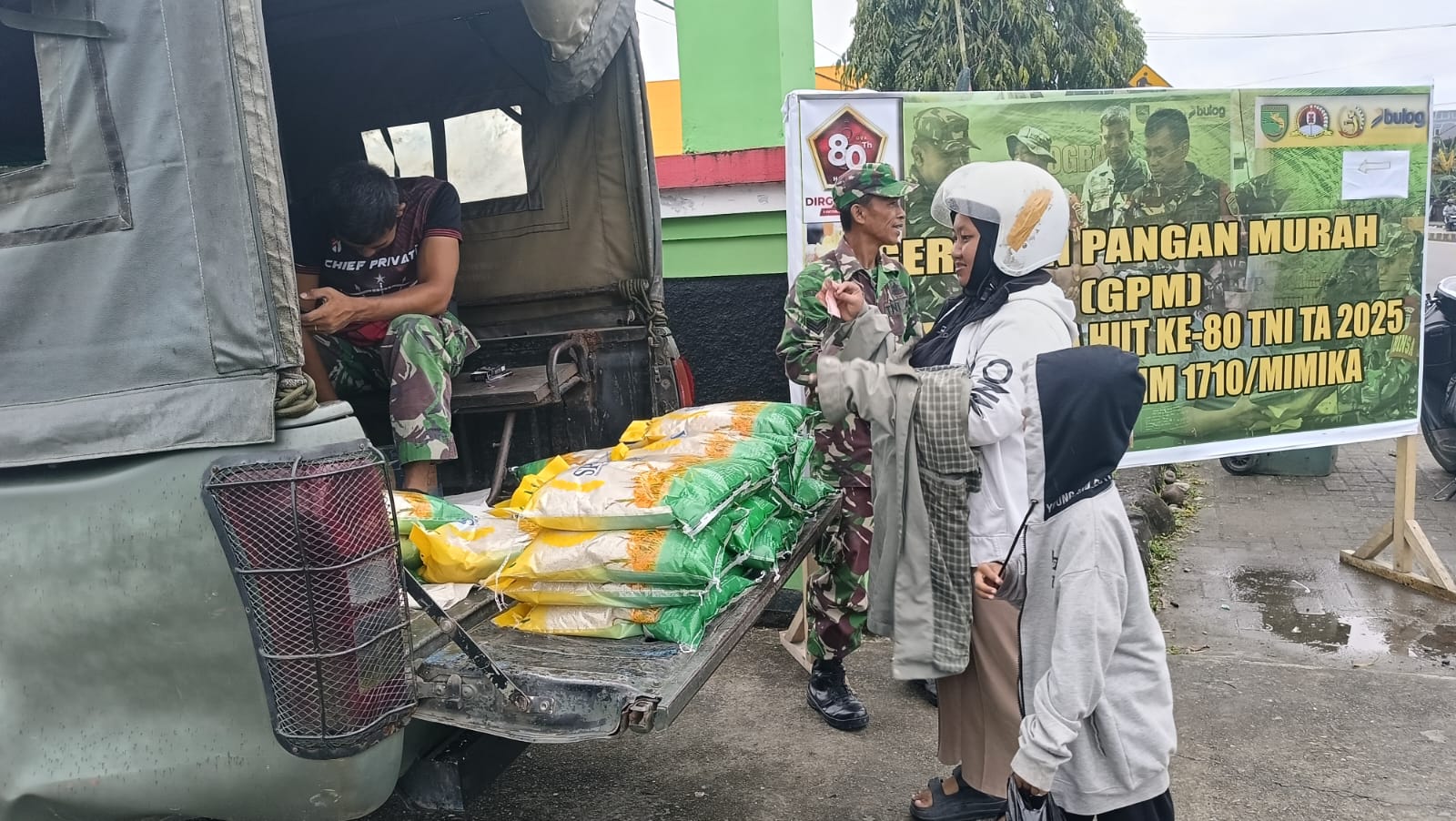 Kodim 1710/Mimika Bekerjasama dengan Perum Bulog Jual Beras SPHP untuk Warga Mimika 1