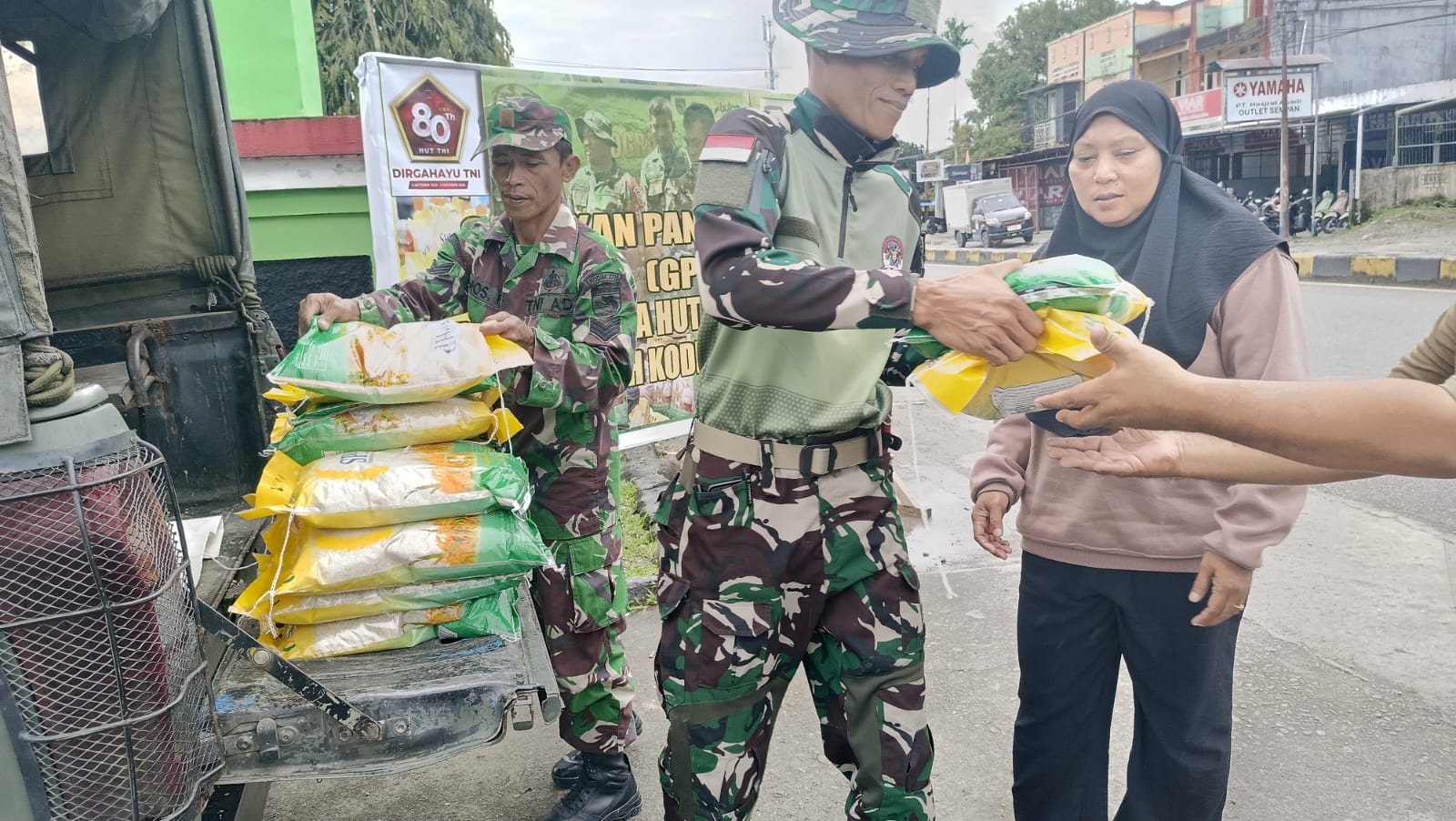 Kodim 1710/Mimika Bekerjasama dengan Perum Bulog Jual Beras SPHP untuk Warga Mimika 2