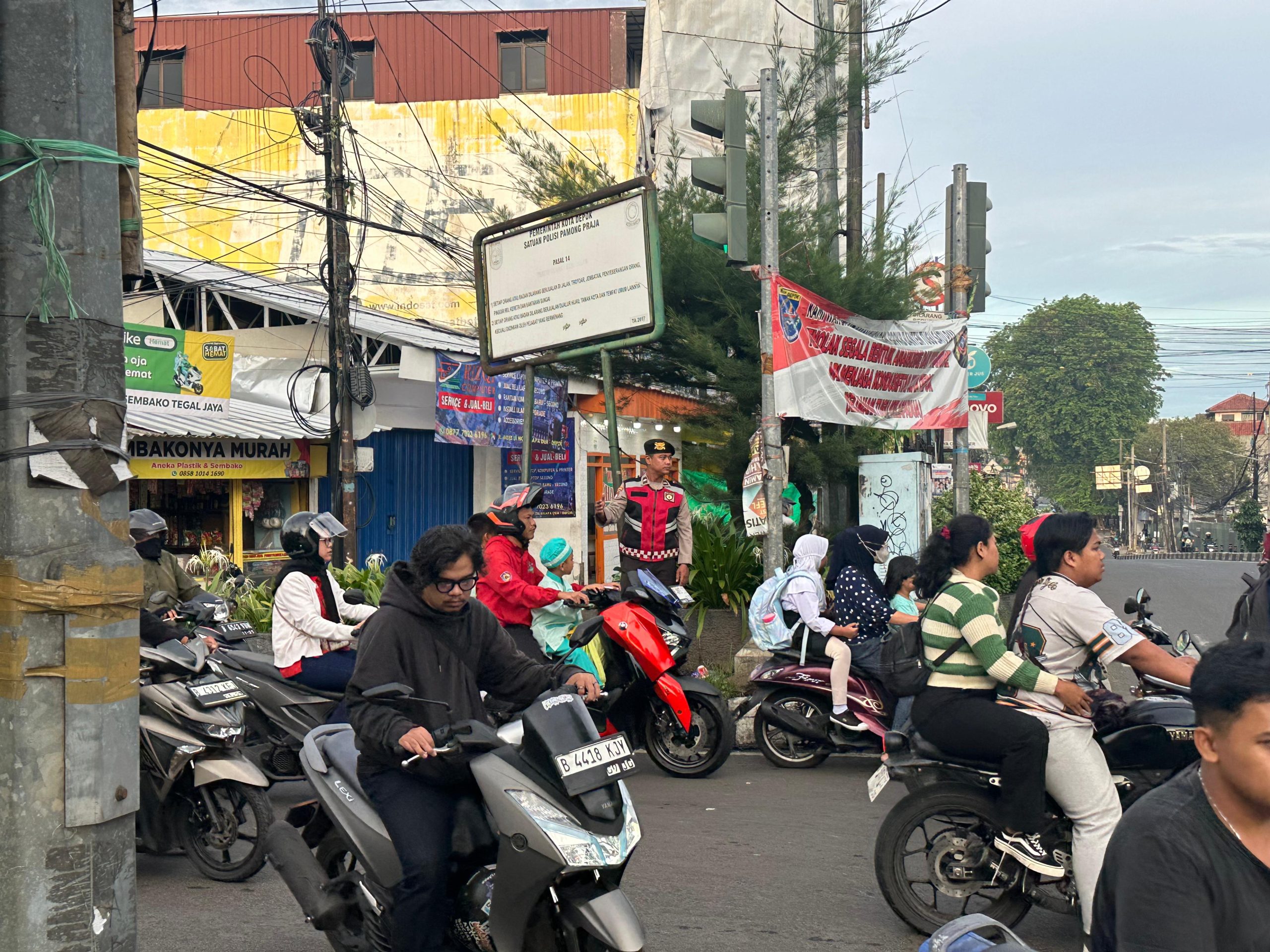 Personel Korsabhara Polri Amankan 4 Titik Padat Arus Lalu Lintas di Depok 2