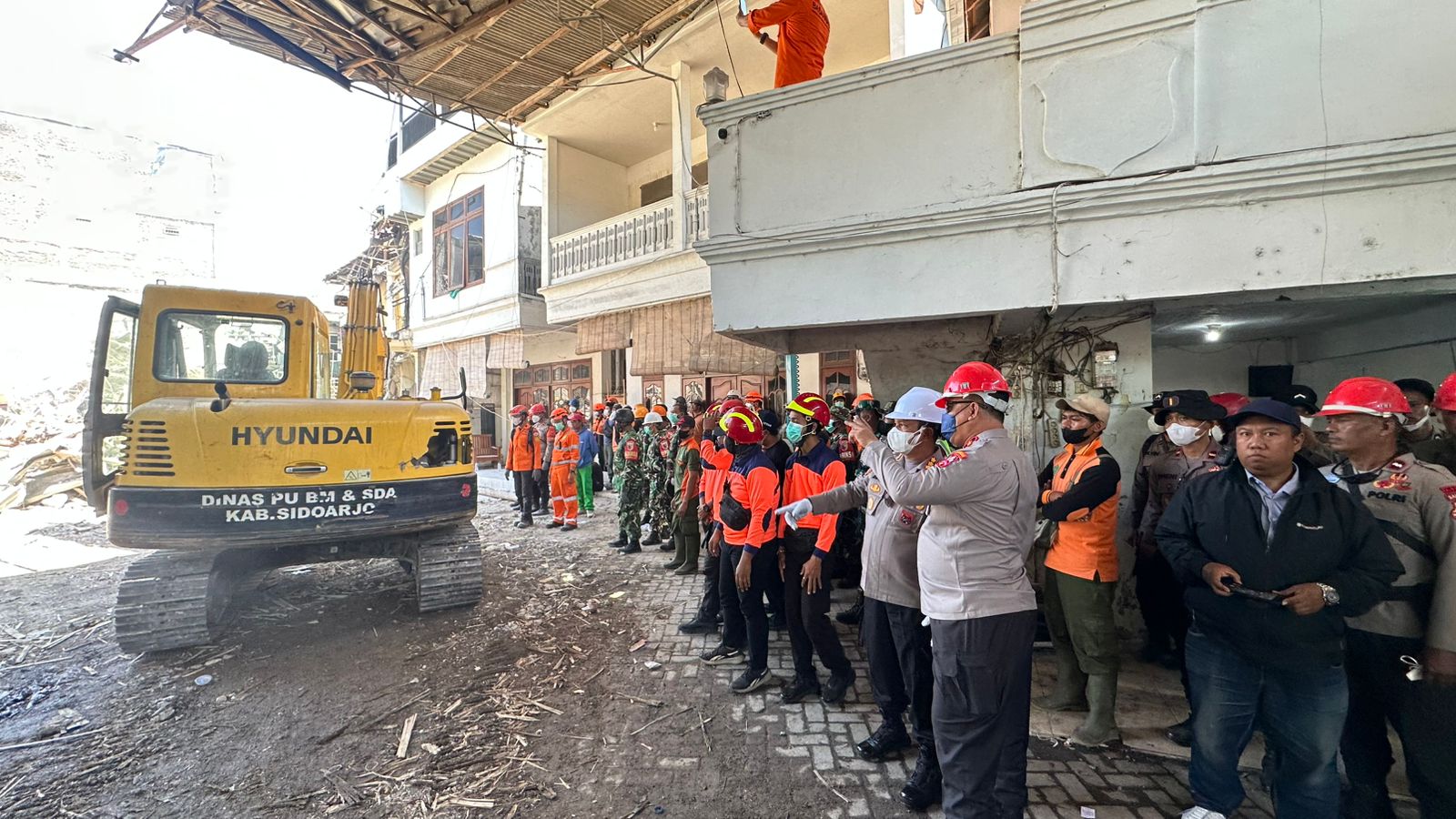 IMG-20251004-WA0028 Operasi Pencarian Korban Runtuhnya Ponpes Al-Khoziny: 118 Orang Ditemukan, 58 Masih Dicari 1