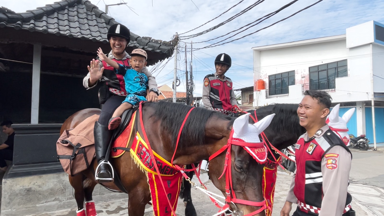 Pasukan Berkuda Polri Gelar Patroli Jumat Berkah di Depok 2