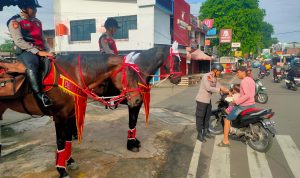 Pasukan Berkuda Polri Gelar Patroli Jumat Berkah di Depok 11