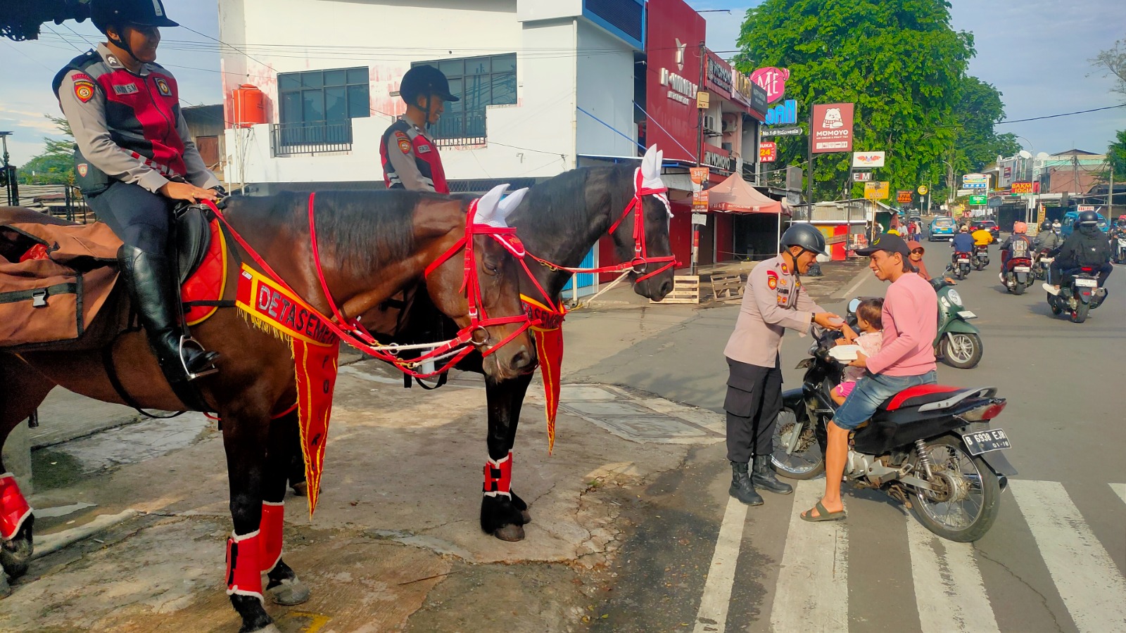 Pasukan Berkuda Polri Gelar Patroli Jumat Berkah di Depok 1