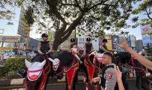 CFD Depok Dimeriahkan Pasukan Berkuda Baharkam Polri, Warga Sangat Senang 10