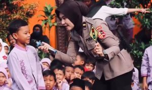 Personel Ditsamapta Korsabhara Baharkam Polri Bagikan MGB di SDN Cipeucang 10