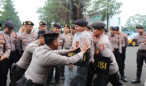 Detasemen Perintis Baharkam Polri Gelar Latihan Pengamanan Unjuk Rasa di Depok 13