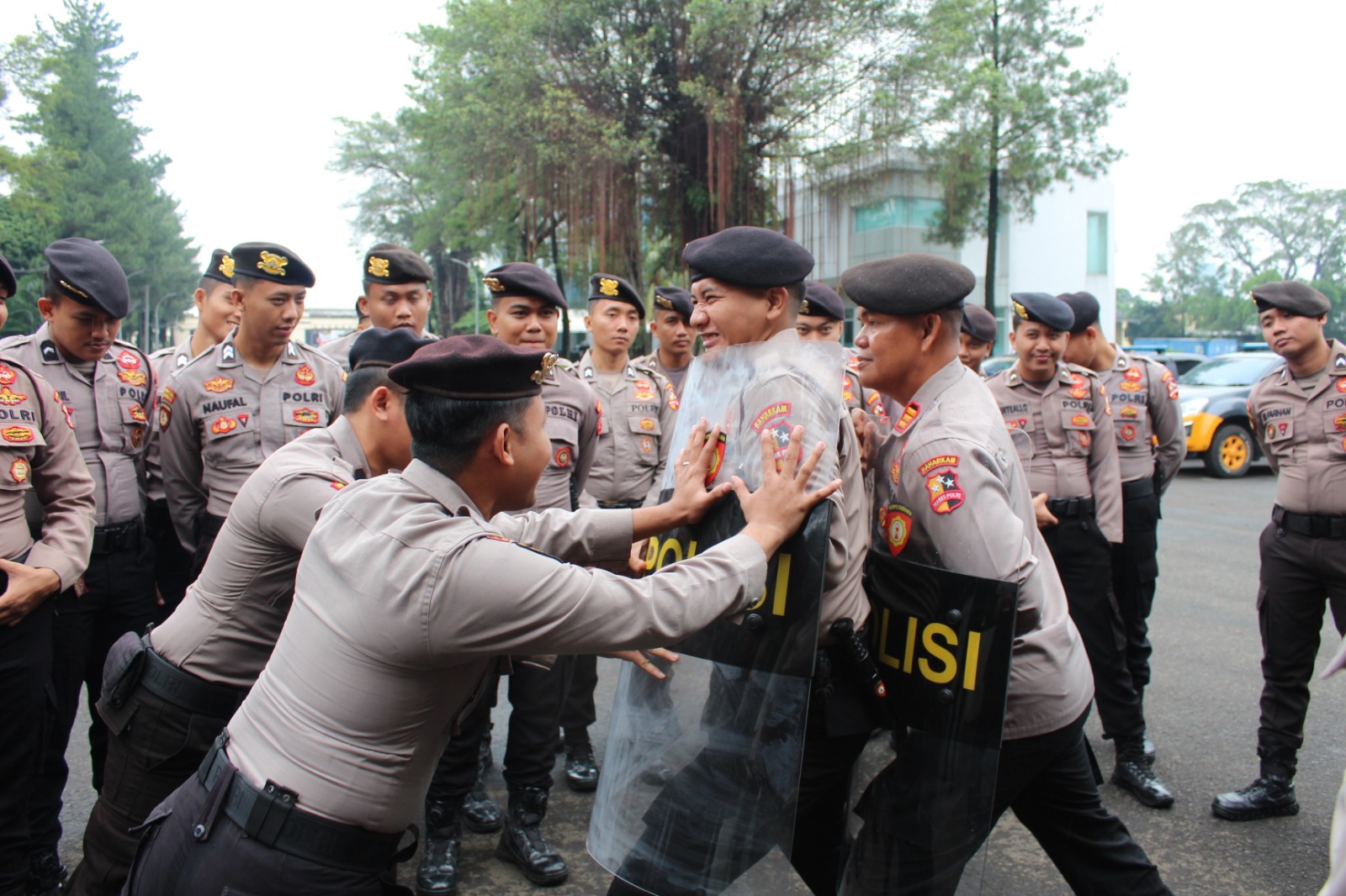 Detasemen Perintis Baharkam Polri Gelar Latihan Pengamanan Unjuk Rasa di Depok 1