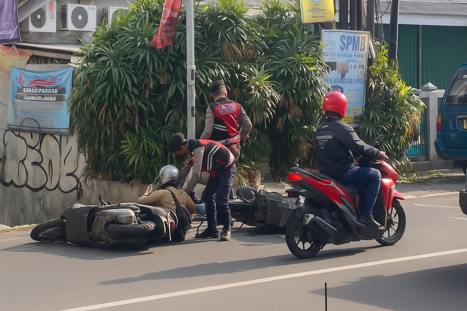 Anggota Detasemen Turangga Korsabhara Baharkam Polri Bantu Penanganan Lakalantas 2
