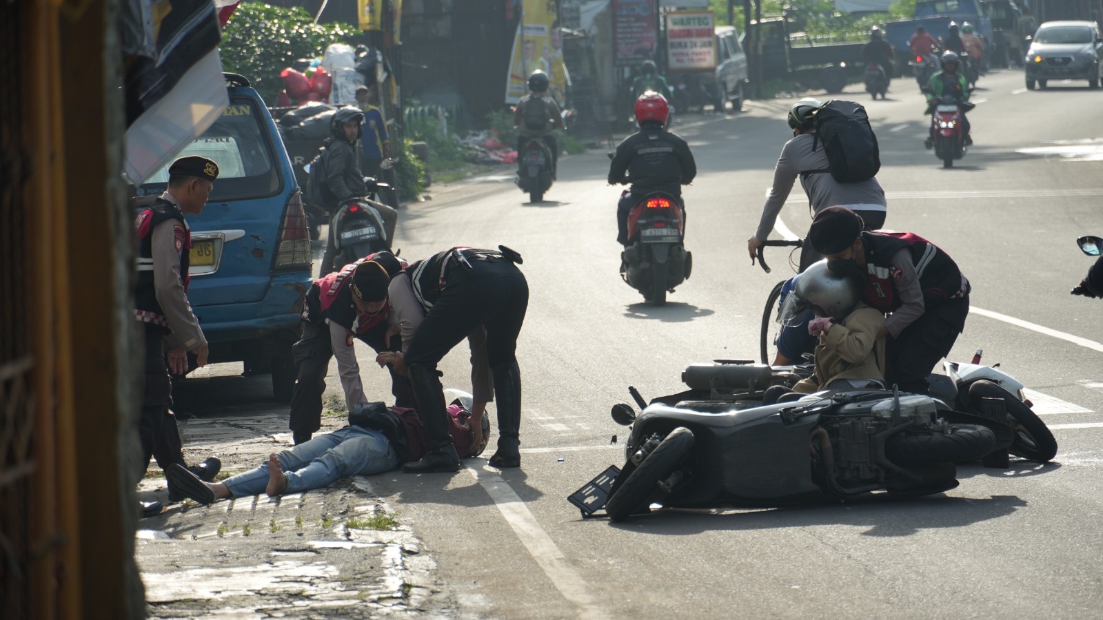 Anggota Detasemen Turangga Korsabhara Baharkam Polri Bantu Penanganan Lakalantas 3