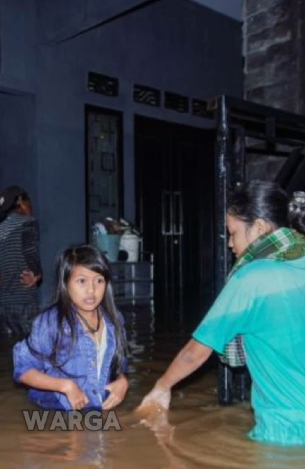 Desa Kutorenon-Lumajang Dilanda Banjir, Polri dan BNPB Beri Bantuan 1