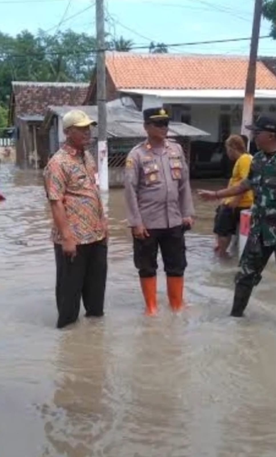 Desa Kutorenon-Lumajang Dilanda Banjir, Polri dan BNPB Beri Bantuan 2