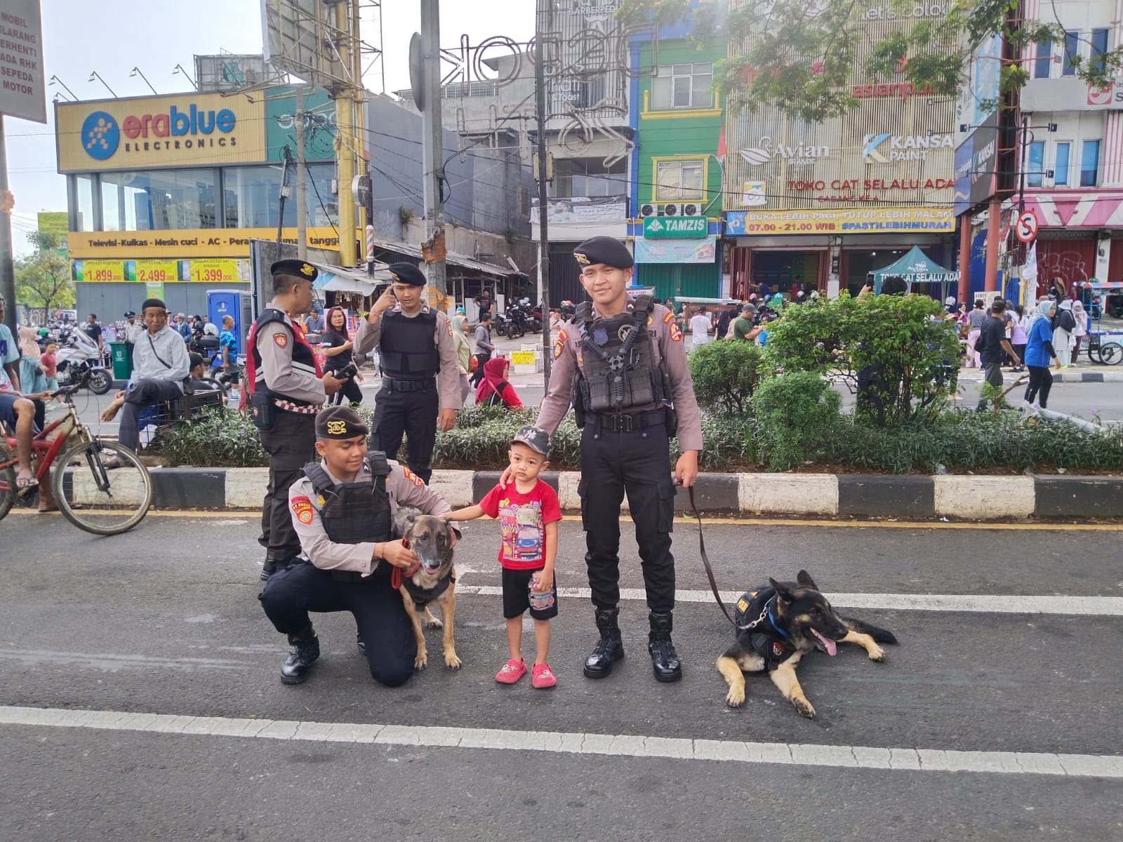 Den K-9 Ditpolsatwa Jaga Keamanan dan Kenyamanan Car Free Day Margonda Depok 1