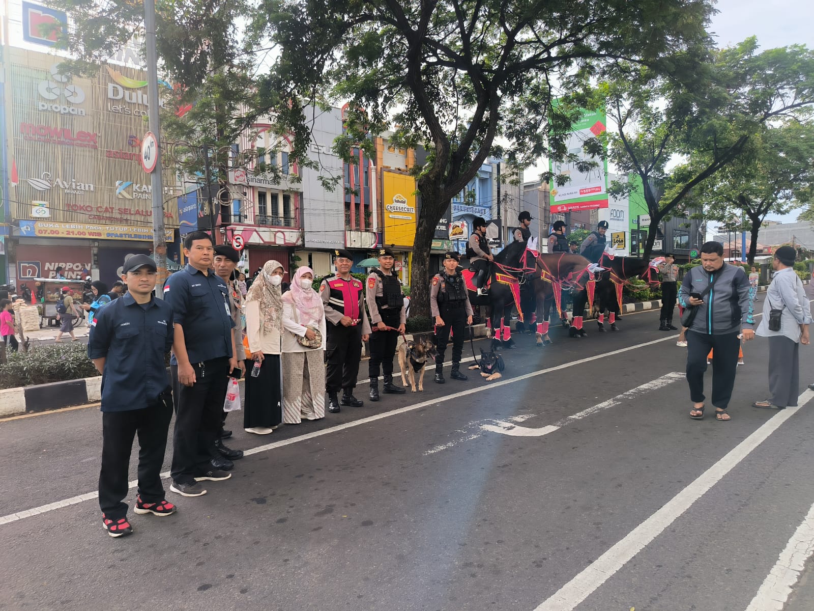 Den K-9 Ditpolsatwa Jaga Keamanan dan Kenyamanan Car Free Day Margonda Depok 2