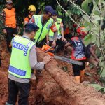Cari Korban Tertimbun Longsor di Cilacap, Polri Kerahkan 155 Personel dan 4 Anjing Pelacak 28
