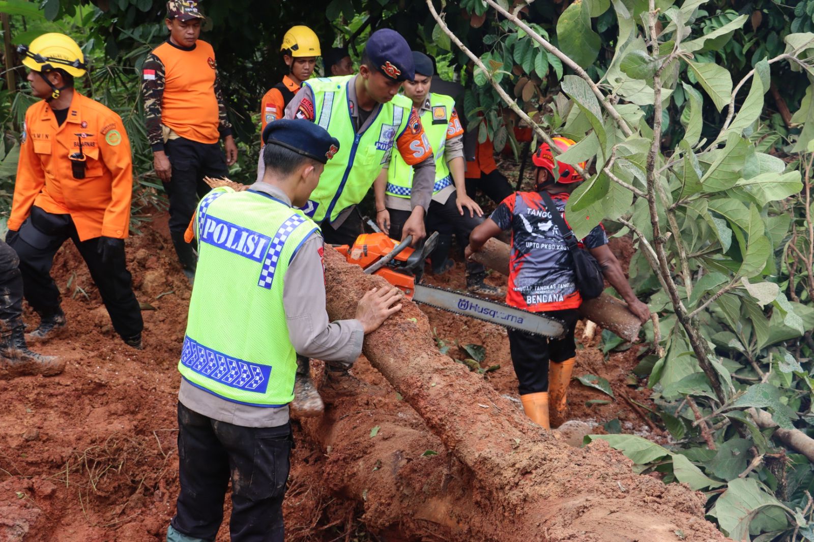 IMG-20251114-WA0033 Cari Korban Tertimbun Longsor di Cilacap, Polri Kerahkan 155 Personel dan 4 Anjing Pelacak 1