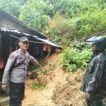 Polri Kerahkan Personel ke Daerah Terdampak Bencana Alam di Sumut 89