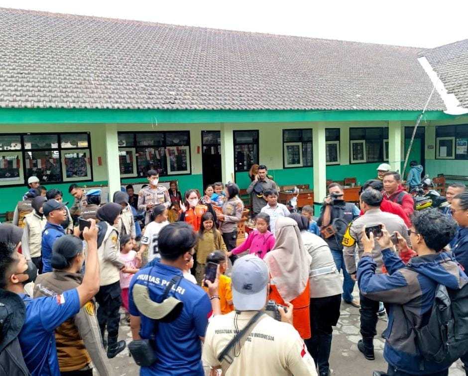 Polres Lumajang Gelar Trauma Healing untuk Anak Korban Erupsi Semeru 1