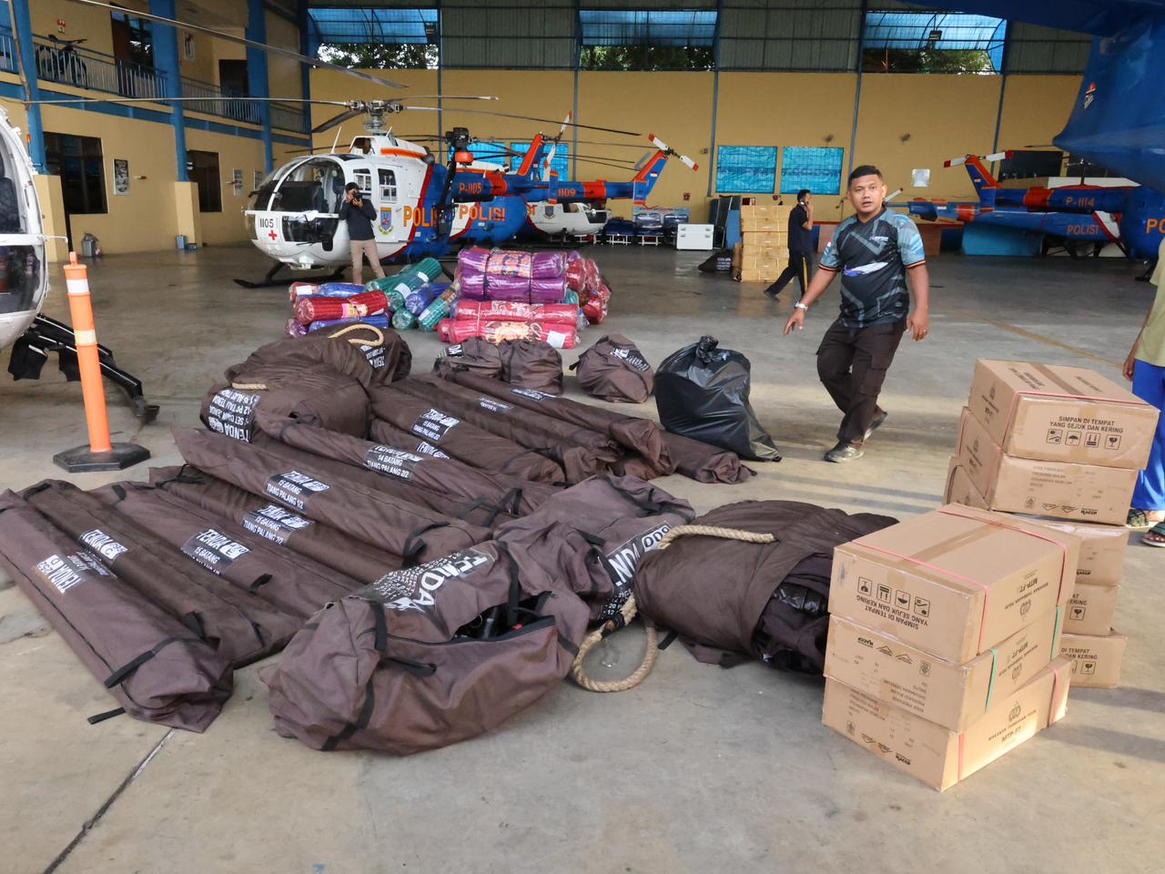 Polri Dorong Bantuan Logistik ke Aceh, Sumut, dan Sumbar dari Pondok Cabe 1 Polri Dorong Bantuan Logistik ke Aceh, Sumut, dan Sumbar dari Pondok Cabe 2