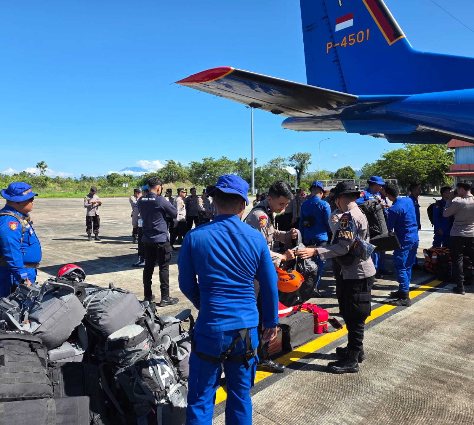 IMG-20251201-WA0022 Pesawat CN 295 Kirim Bantuan Logistik dan Tim SAR ke Wilayah Bencana Aceh dan Sumatera Barat 1