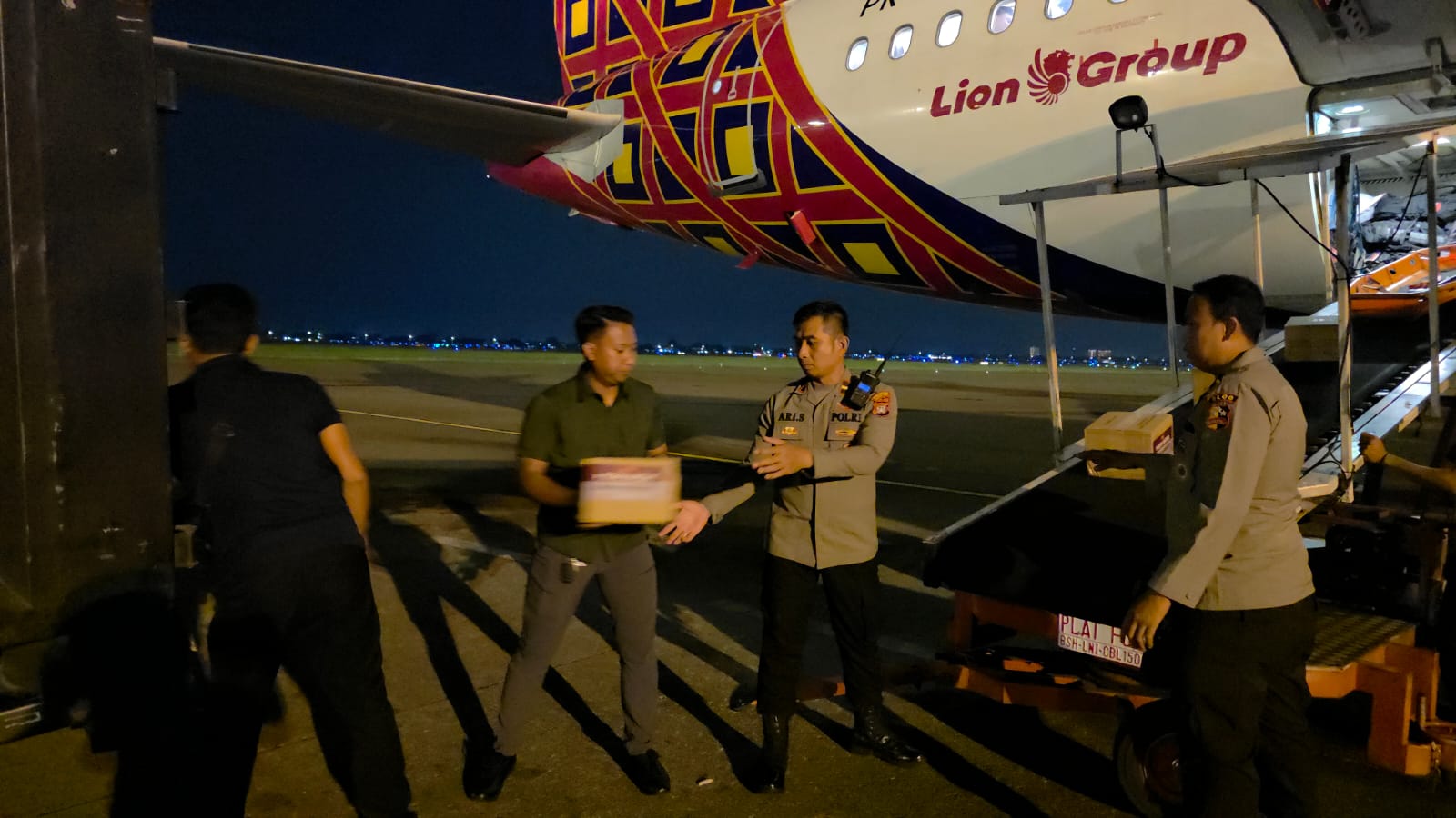 Makanan Siap Saji Dikirim Menggunakan Pesawat ke Lokasi Bencana Sumbar 1