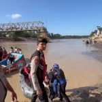 Tim SAR dan Personel Korsabhara Polri Salurkan Bantuan untuk Korbab Banjir di Aceh Melalui Sungai 61