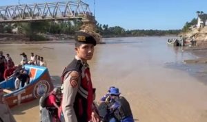 Tim SAR dan Personel Korsabhara Polri Salurkan Bantuan untuk Korbab Banjir di Aceh Melalui Sungai 14