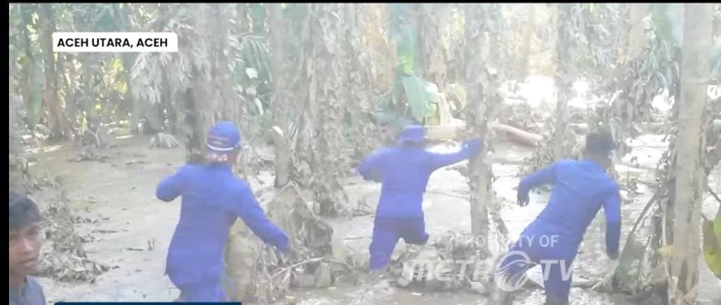 Polisi Evakuasi Jenazah Korban Banjir dari Lumpur Tebal di Aceh Utara 2