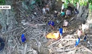 Polisi Evakuasi Jenazah Korban Banjir dari Lumpur Tebal di Aceh Utara 10