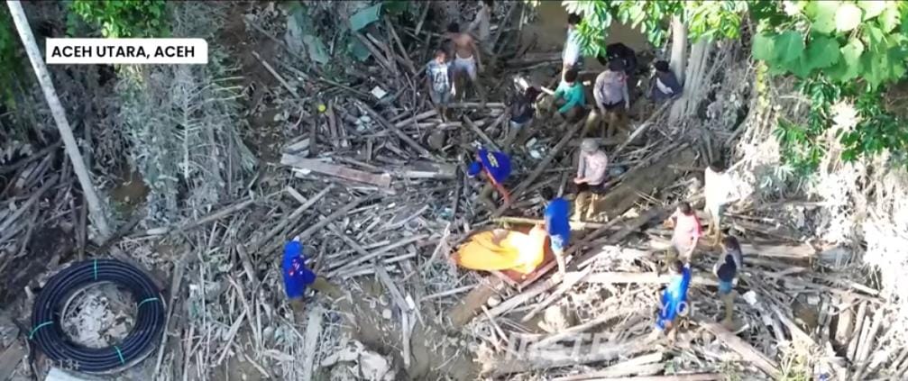 Polisi Evakuasi Jenazah Korban Banjir dari Lumpur Tebal di Aceh Utara 1