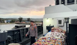 Kapal Polri Wisanggeni 8005 Angkut Bantuan untuk Lima Polres di Aceh 11