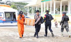 Helikopter AW169 Polri, Distribusikan 348 Kg Logistik untuk Korban Bencana di Aceh Tamiang 14