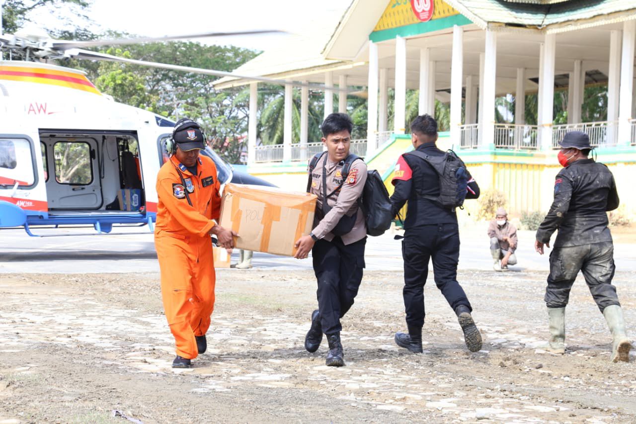 Helikopter AW169 Polri, Distribusikan 348 Kg Logistik untuk Korban Bencana di Aceh Tamiang 1