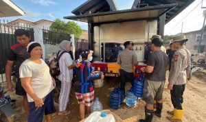 Didistribusikan Air Bersih, Polda Sumut Bantu Pulihkan Kondisi Masyarakat Tapteng 12