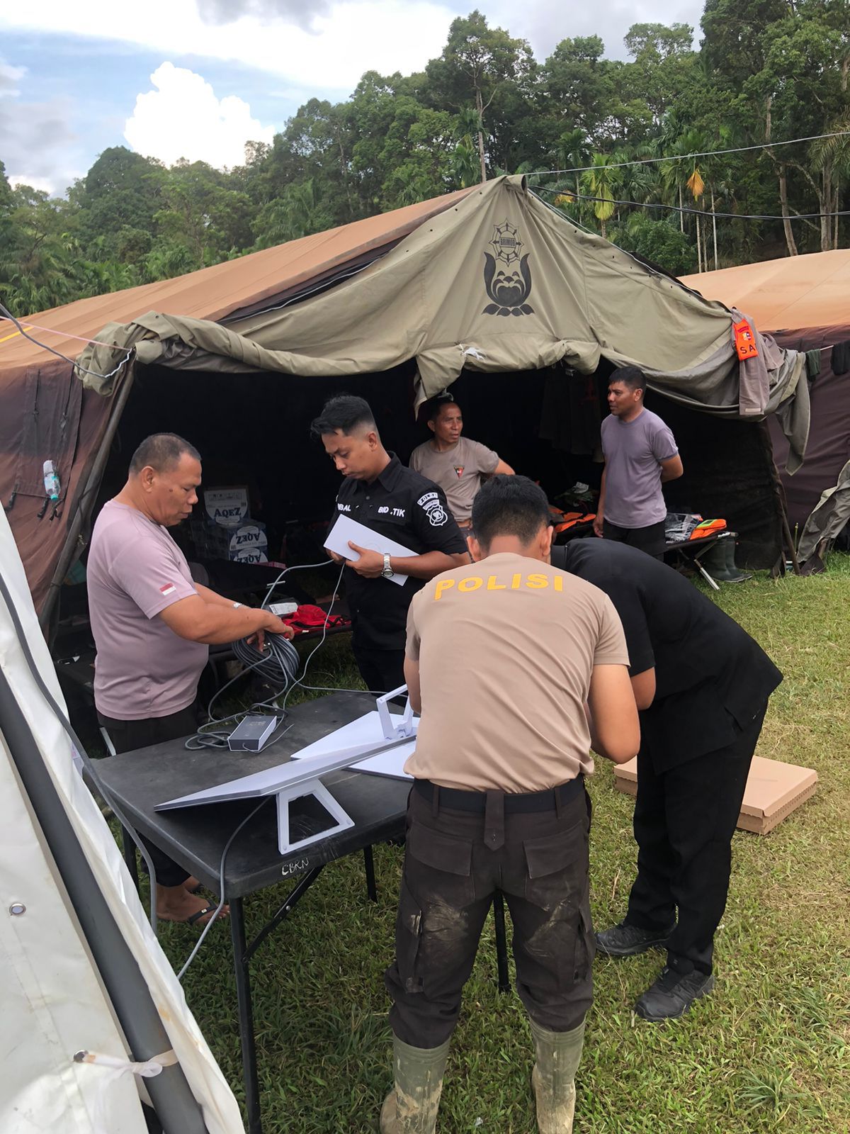 Polri Sediakan 76 Titik Jaringan Internet Gratis untuk Korban Banjir Bandang dan Longsor 2 Polri Sediakan 76 Titik Jaringan Internet Gratis untuk Korban Banjir Bandang dan Longsor 3