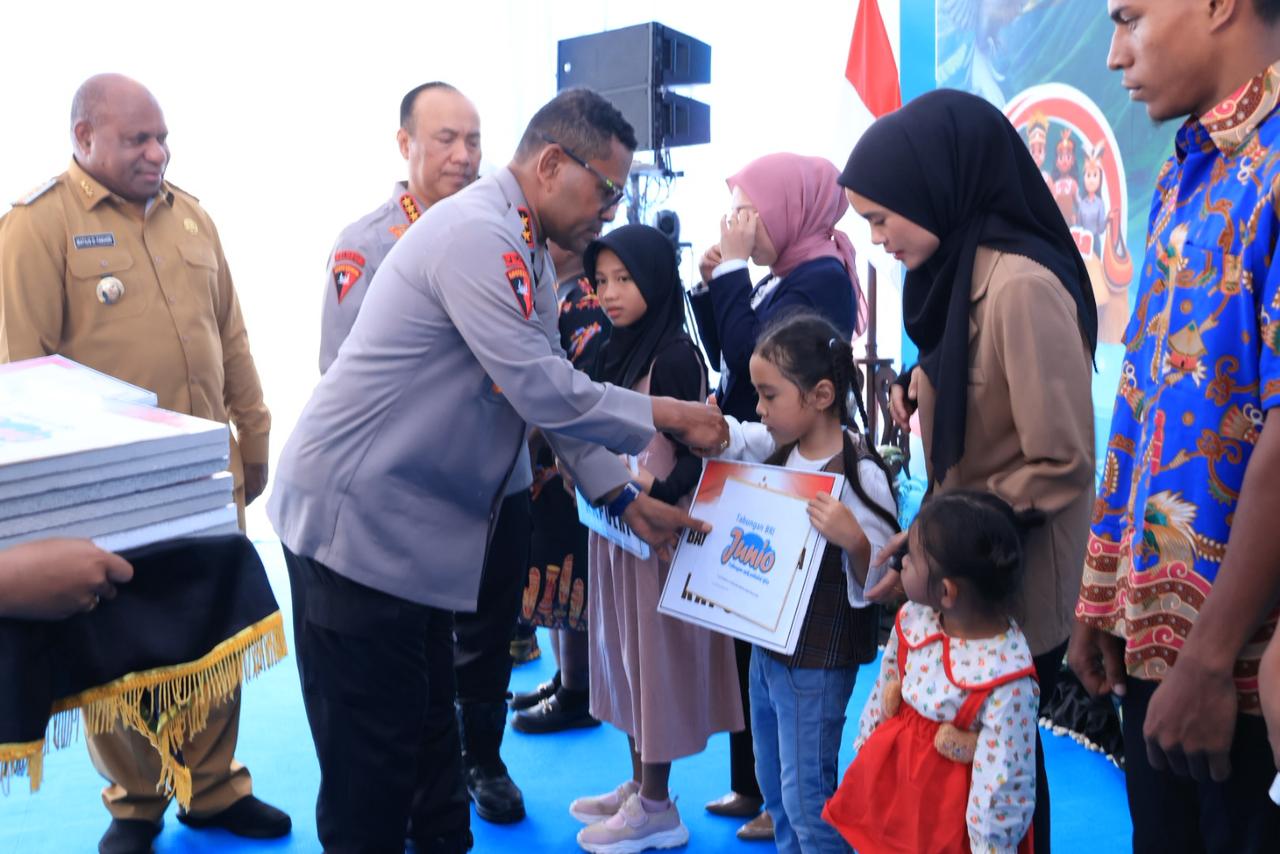 Polri Serahkan Bantuan Pendidikan bagi 10 Anak Korban KKB di Papua 2