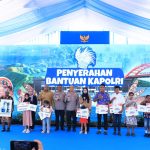 Polri Serahkan Bantuan Pendidikan bagi 10 Anak Korban KKB di Papua 84