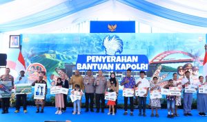 Polri Serahkan Bantuan Pendidikan bagi 10 Anak Korban KKB di Papua 11