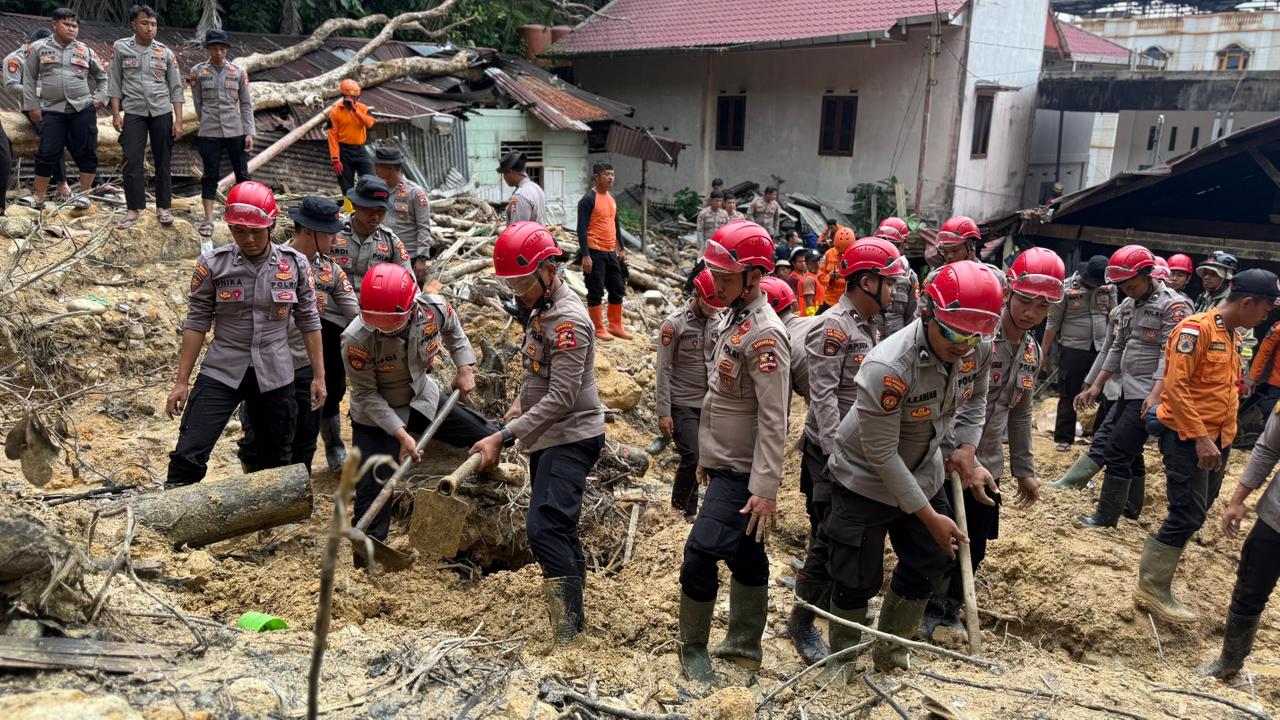 100 Personel Detasemen Perintis di BKO Amankan dan Evakuasi Longsor di Sibolga 2