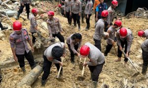 100 Personel Detasemen Perintis di BKO Amankan dan Evakuasi Longsor di Sibolga 13