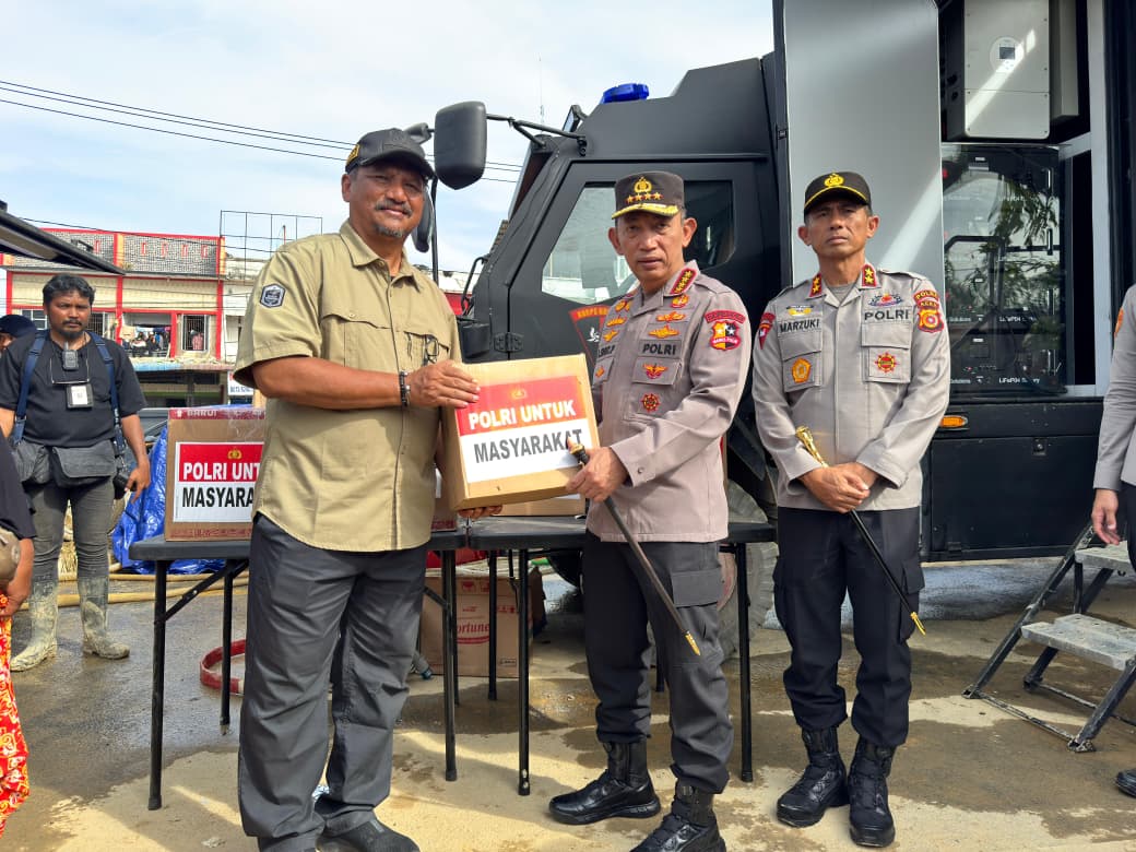 Tinjau Posko Pengungsian di Aceh Tamiang, Kapolri Salurkan Bantuan ke Korban Bencana 1