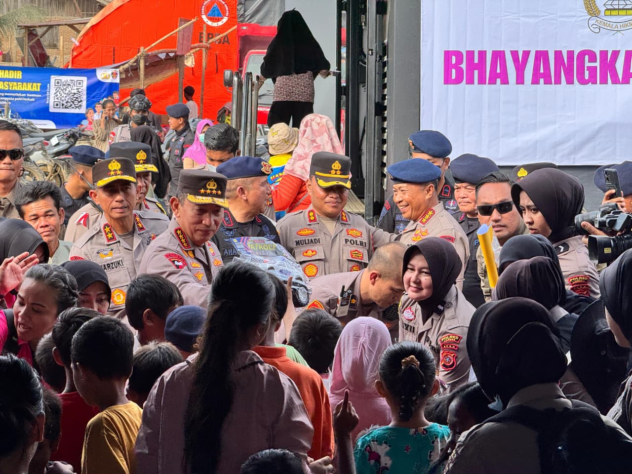 Tinjau Posko Pengungsian di Aceh Tamiang, Kapolri Salurkan Bantuan ke Korban Bencana 2