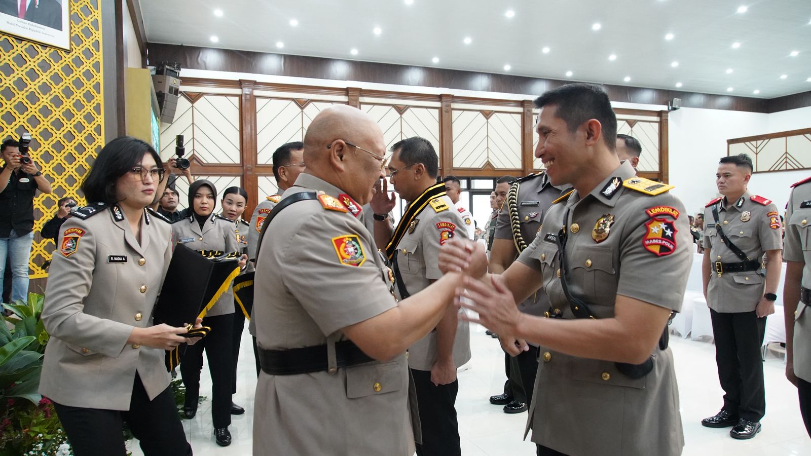 Ancaman Baru di Balik Blochain, NASTRAP Kombes Arsal Sahban Raih Predikat Terbaik di Sespimti Polri 4