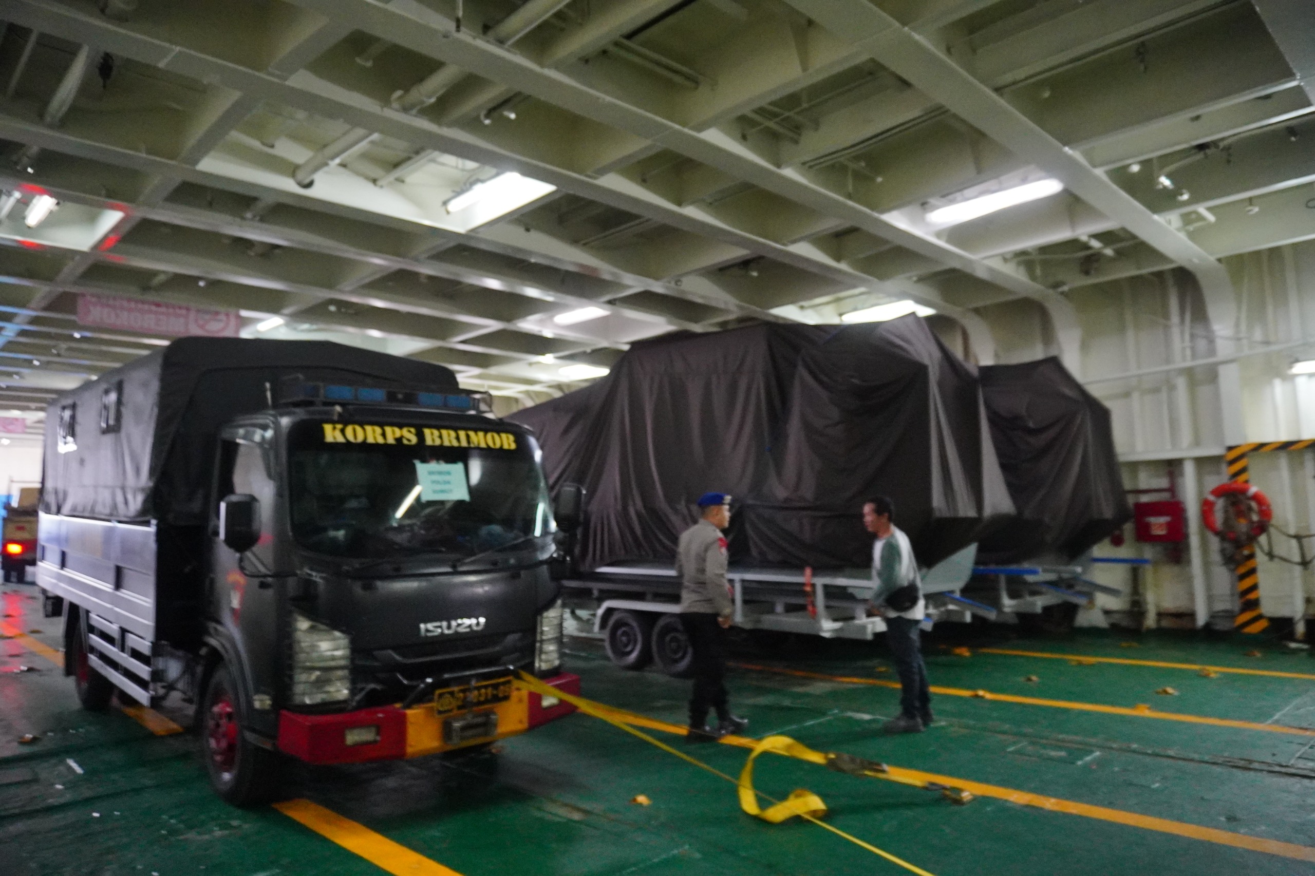 Kapal MV Egon Bawa Bantuan dan Personel Polri untuk Penanganan Bencana di Aceh 2