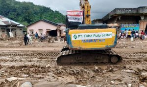 PT Toba Pulp Lestari Turunkan Alat Berat Bantu Penanganan Banjir Bandang di Batang Toru 13